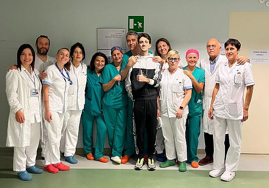 Il paziente col team di medici e infermieri che lo hanno salvato