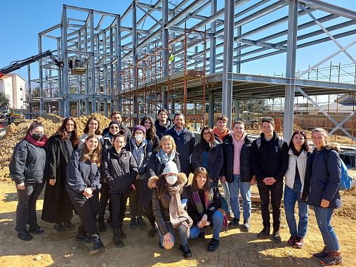 Il sindaco Tomasi con gli studenti durante il sopralluogo al cantiere