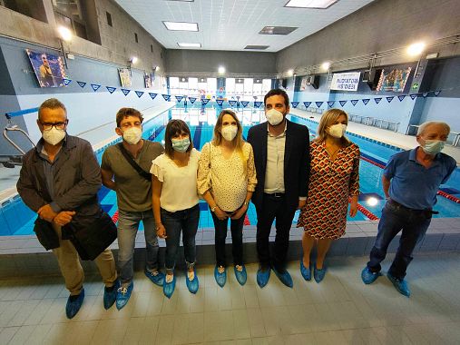 persone in piscina boario