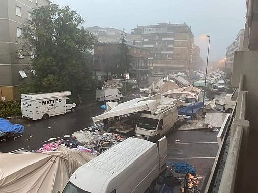Il mercatino spazzato via a Carrara