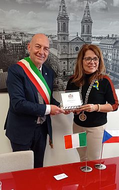 L'assessore Alessandro Sabella con Renata Zajìckovà, sindaco di Praga 5